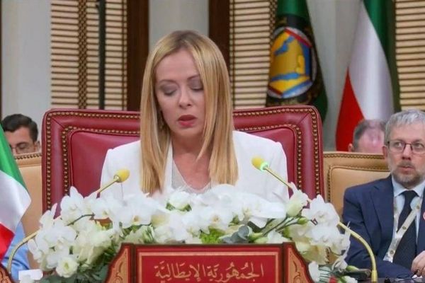 رئيسة الوزراء الإيطالية تقوم بزيارة مفاجئة لمنطقة الخليج العربي