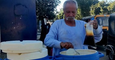 من بدلة البنك إلى عربة العصير.. 38 عامًا من كفاح “العم حسني” في قنا