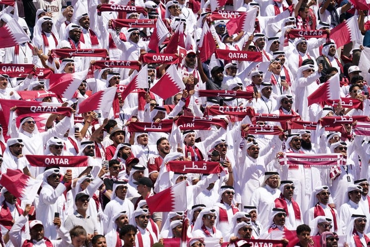 مشجعو منتخب قطر يشعلون المدرجات في لقاء مواجهة المنتخب السويسري
