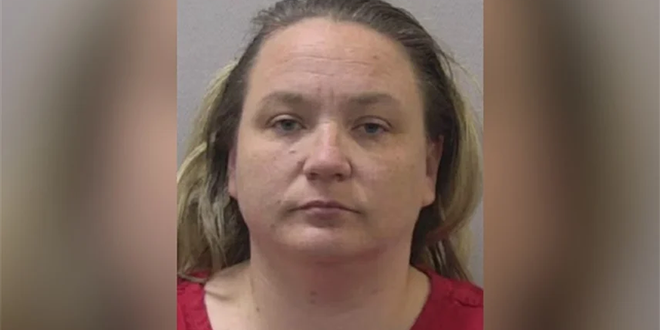 اعتقال “معلمة العام” بتهمة ملاحقة طفل والاعتداء عليه في الحمام