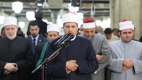 الجامع الأزهر يكتسي بالأنوار في أولى ليالي رمضان.. آلاف المصلين يؤدون التراويح بأربع روايات