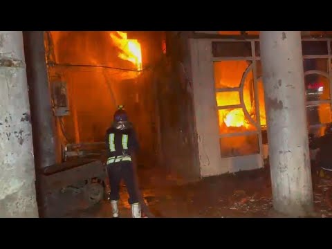 الدفاع المدني: إنقاذ 10 أشخاص وإخماد حريق في ساحة الوثبة ببغداد