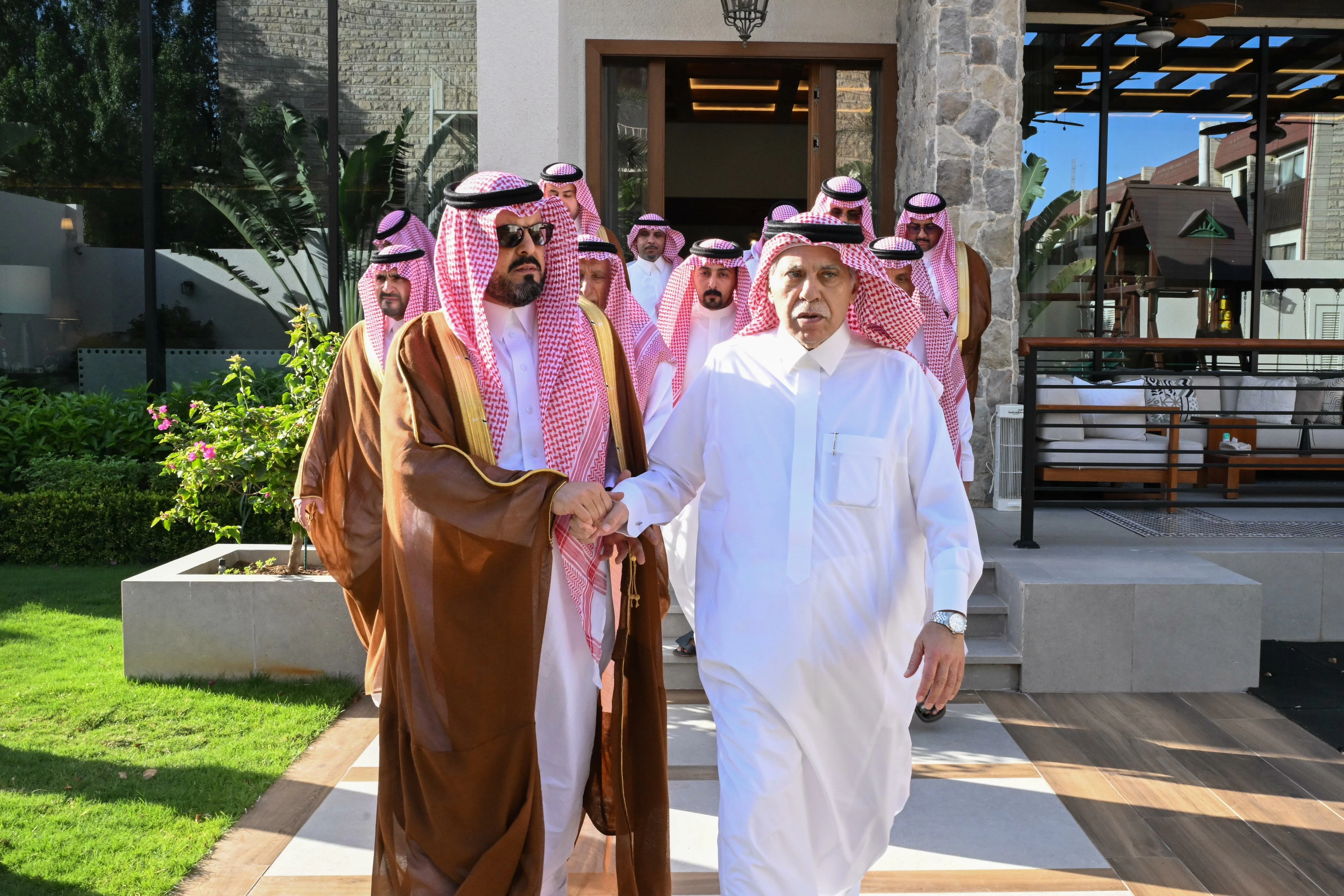 نائب أمير مكة يعزي وزير التجارة في وفاة شقيقته