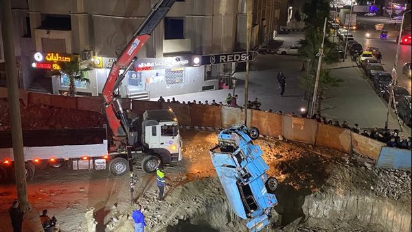 إصابة 5 اشخاص.. سقوط ميكروباص داخل حفرة أسفل كوبري الزاوية الحمراء