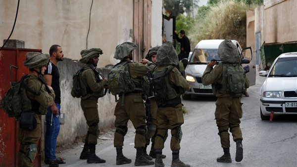تصاعد التوتر في الأراضي الفلسطينية، اقتحامات بالضفة وقصف على غزة