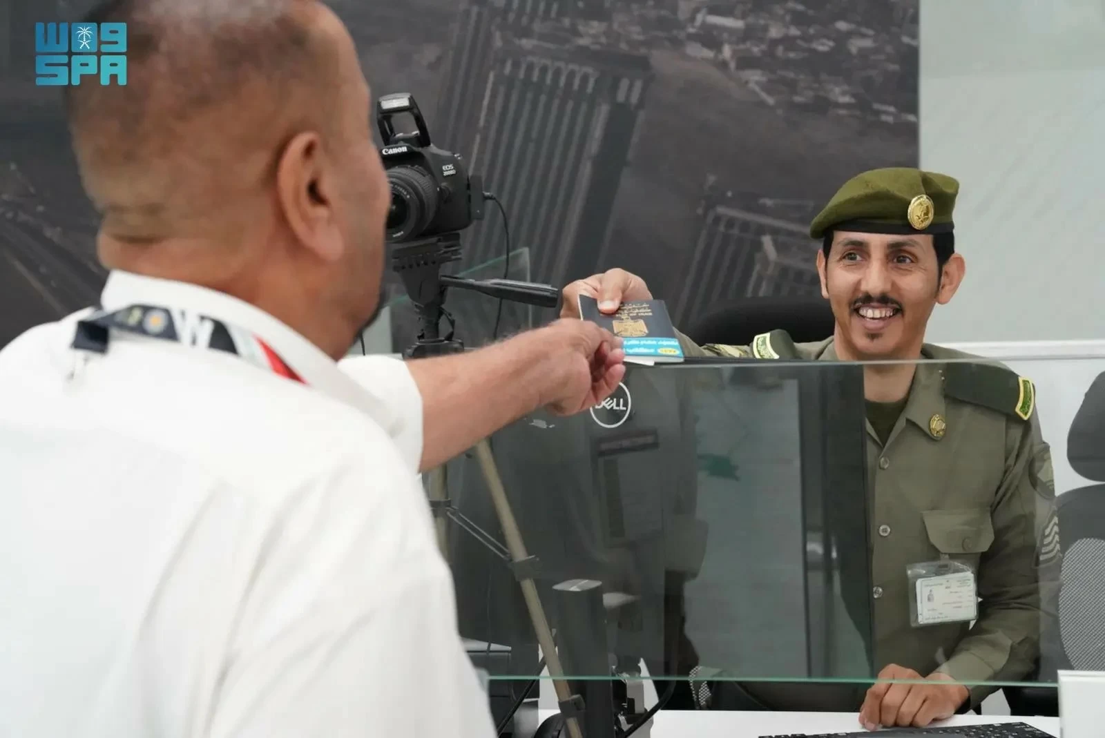 الجوازات بمنفذ جديدة عرعر تستقبل أولى طلائع ضيوف الرحمن من جمهورية العراق القادمين لأداء فريضة الحج