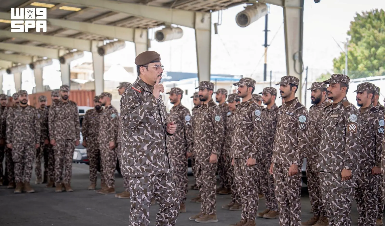 اللواء الحربي يتفقد قوة الأمن البيئي المشاركة في ح...