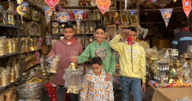 الخيامية تفتح أبواب البهجة مع اقتراب الشهر الكريم.. الفوانيس والزينة تعيد الروح للطقوس الرمضانية الأصيلة.. أصحاب المحال يؤكدون إقبالا على المنتج المحلى تقديرا لجودته وحرفيته.. والزوار: رمضان فى مصر حا