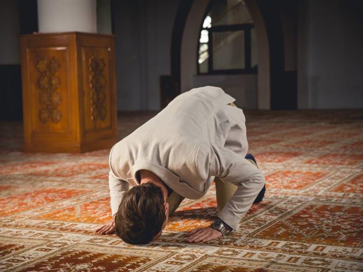 سجود التلاوة في الصلاة.. هل يكون فور قراءة الآية أم يصح تأخيره؟