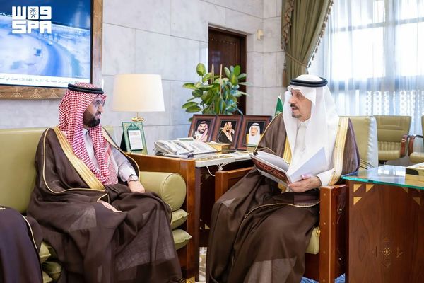 أمير الرياض يستقبل الرئيس التنفيذي للهيئة العامة للغذاء والدواء