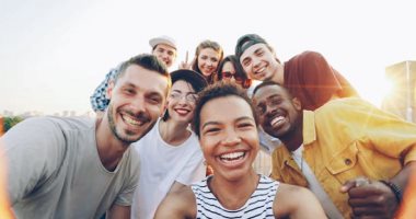 إزاى تتصور زى مواليد Gen Z؟ 5 حيل ذكية لصور أكثر إبداعًا واحترافية
