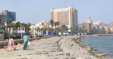البحر حصيره.. أجواء صيفية على كورنيش الإسكندرية
