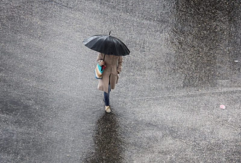 نشرة إنذارية: أمطار رعدية وبرد ورياح عاصفية بعدد من مناطق المملكة