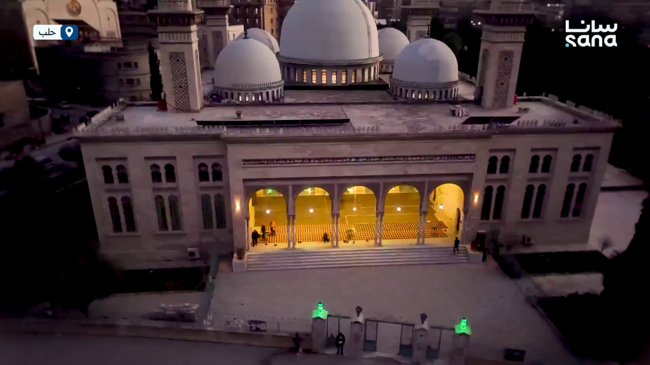 آذان المغرب في جامع التوحيد بحي العزيزية في مدينة حلب