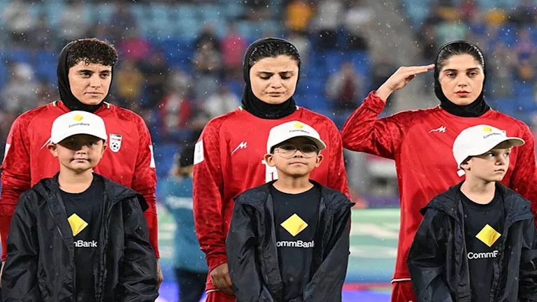 بالفيديو.. لاعبات منتخب إيران يعودن إلى بلادهن