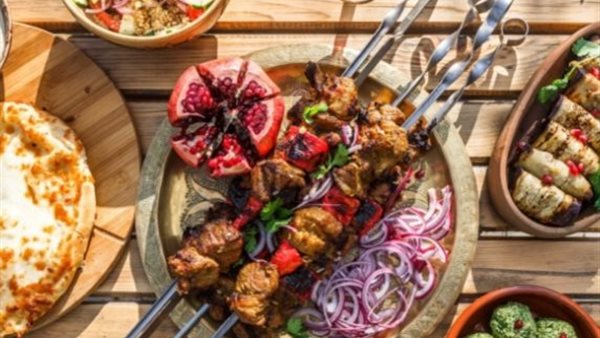 بخطوات سهلة وبسيطة.. جهزي لأفراد أسرتك أشهى طبق شيش طاووق