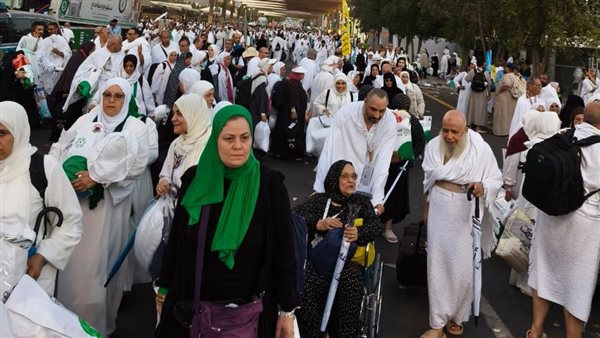 حجاج بيت الله الحرام ينفرون من صعيد عرفات إلى مزدلفة في مشهد مهيب (فيديو)