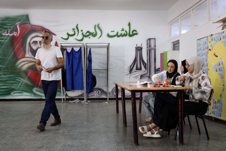 رئيس الجزائر يثمن أجواء الانتخابات التشريعية