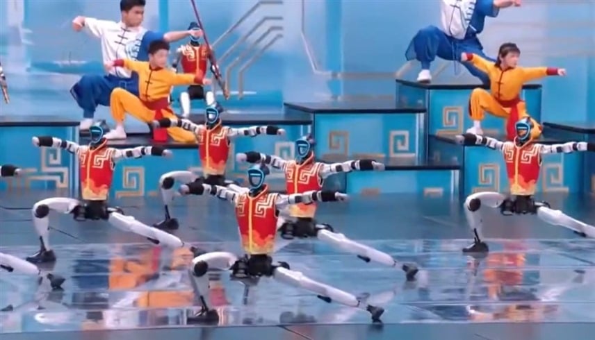 بأزياء تقليدية.. روبوتات بشرية تقدم عرضاً فنياً مذهلاً في عيد الربيع الصيني