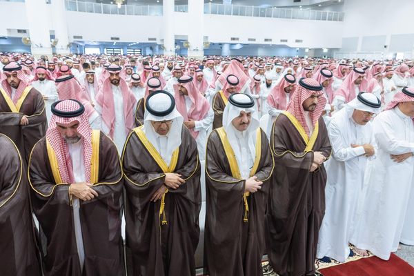 أمير الشرقية يؤدي صلاة الميت بمدينة الدمام على الشهداء في حادث سقوط المروحية