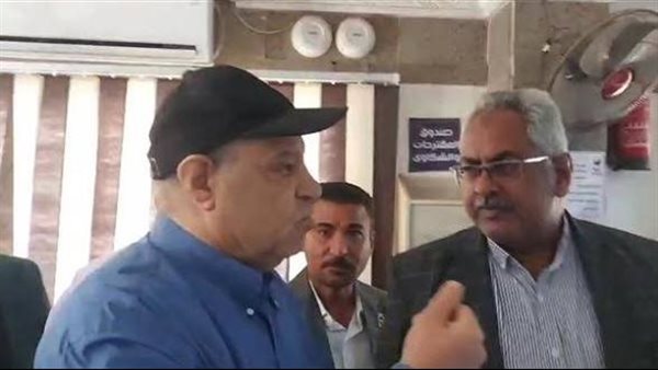 بالفيديو.. نائب محافظ سوهاج يفاجئ مواطناً "تائه ملفه" منذ 7 أشهر بحي شرق: "لو مخلصتش تجيلي مكتبي"