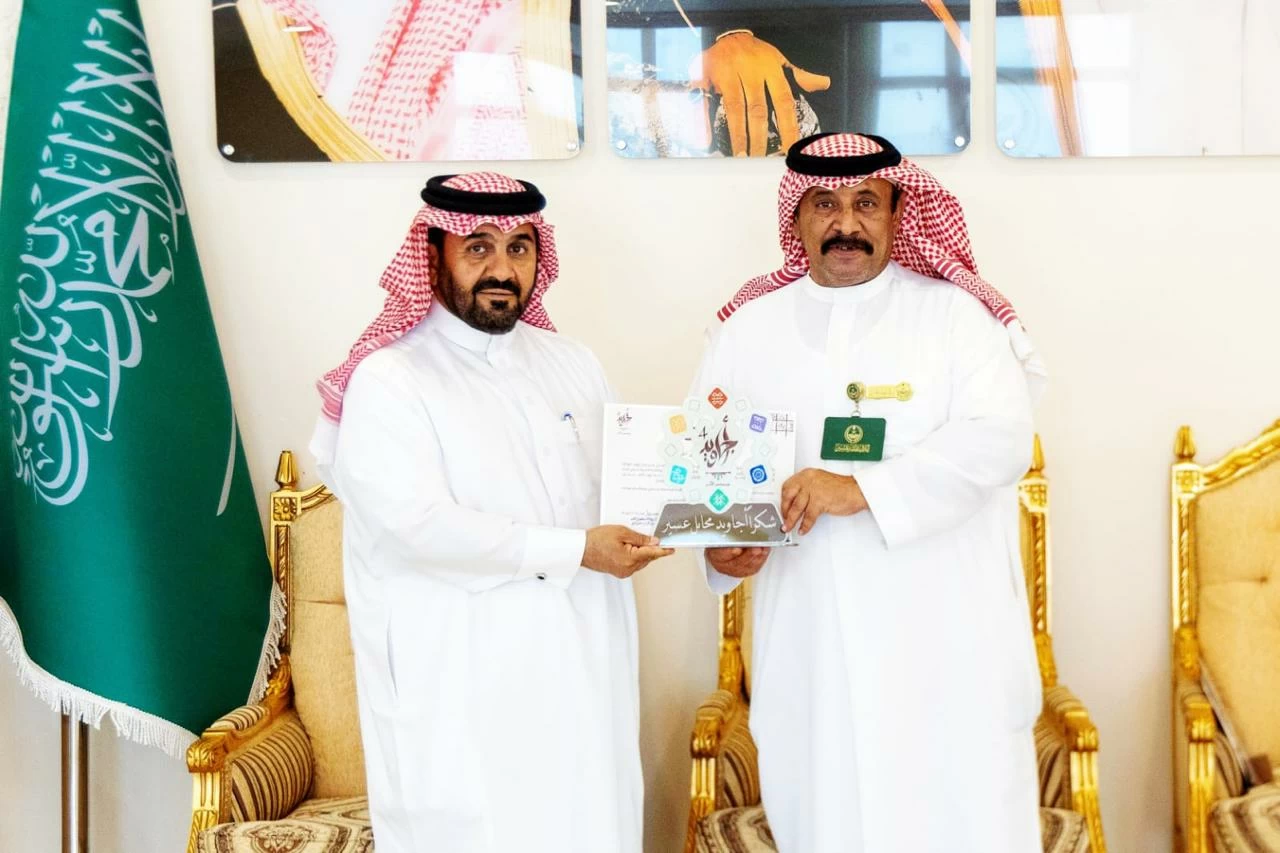 محافظ محايل يكرم الزميل عسيري - أخبار السعودية