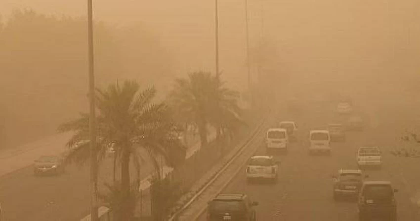 عوالق ترابية تُنذر بتدنّي الرؤية في جدة