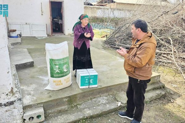 «سلمان للإغاثة» يوزع (310) سلال غذائية في مدينة طشقند بأوزبكستان