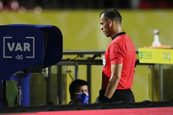 توسيع صلاحيات تقنية الـ «VAR» لحسم الإنذارات الثانية ومراجعة الركنيات