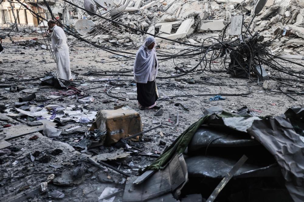 تواصل القصف وإطلاق المسيّرات.. استشهاد فلسطيني برصاص الاحتلال في غزة