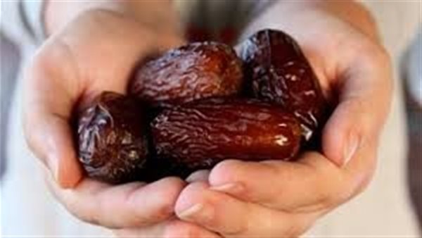 تفسير حلم توزيع التمر في المنام وعلاقته بزوال الأزمات والمشاكل