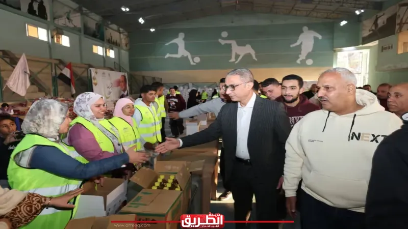 محافظ الجيزة يشارك في تعبئة 10 آلاف كرتونة مواد غذائية لدعم القرى الأكثر احتياجًا بـ10 محافظات