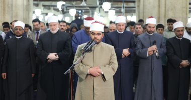 أئمة قبلة الجامع الأزهر يؤدون صلاة التراويح في آخر ليلة وترية من رمضان