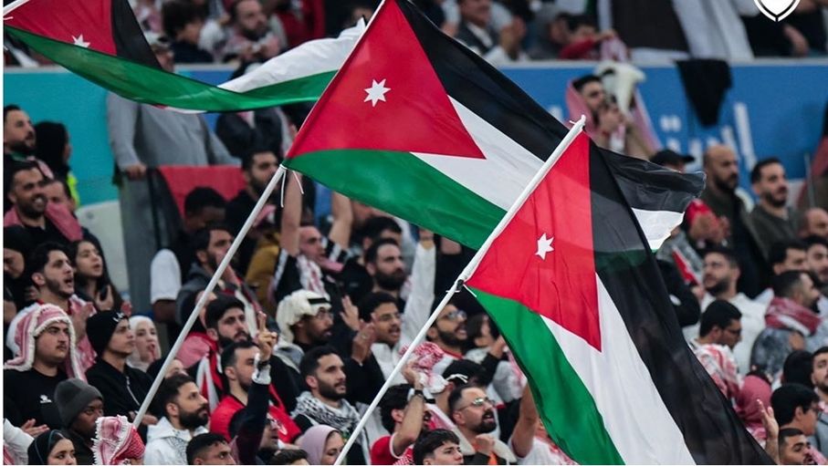 الأردنيون بين شغف المونديال وتحدي الدوام.. دعوات لعطلة رسمية أو دوام مرن لمتابعة "النشامى"