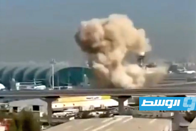 (فيديو) لحظة سقوط طائرة مسيّرة في محيط مطار دبي.. وتعليق العمل لفترة وجيزة بسبب عملية اعتراض بأجوائه
