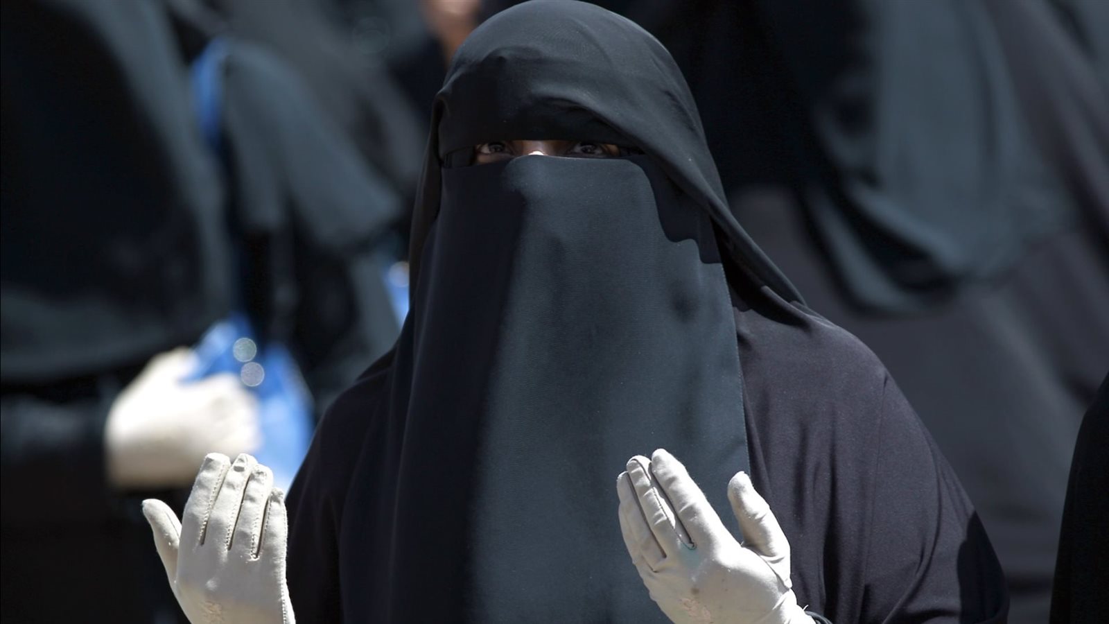 خبير أسري يحسم الجدل : الحرية في اللباس حق أساسي في الأماكن العامة