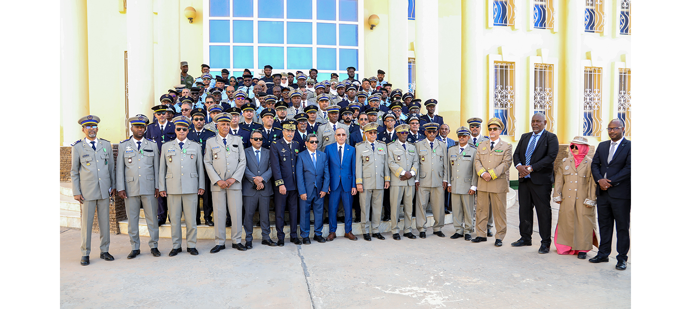 وزير الداخلية يوشح عددا من الإداريين والموظفين والضباط وضباط الصف والحرسيين والوكلاء