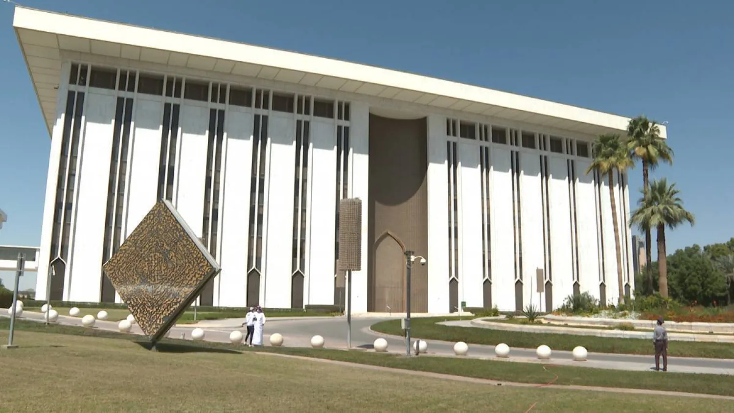 بدءًا من الجمعة.. «ساما» يحدد الرسوم القصوى للخدمات البنكية للأفراد