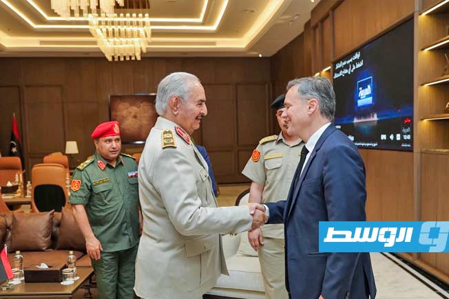 حفتر يثمن مواقف ماكرون الداعمة للجهود الرامية إلى حل الأزمة الليبية
