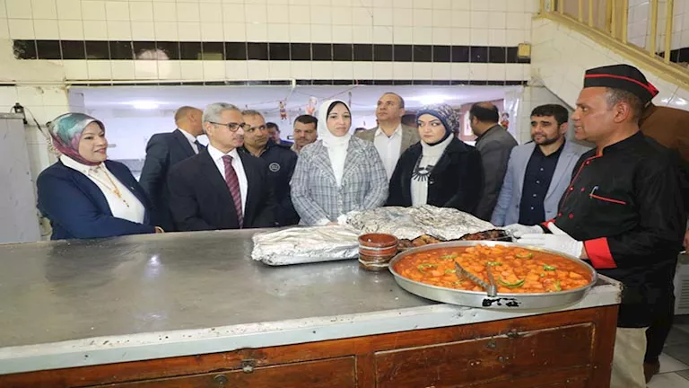 محافظ بني سويف يتابع إعداد وجبات رمضان بأيادي فتيات المحافظة