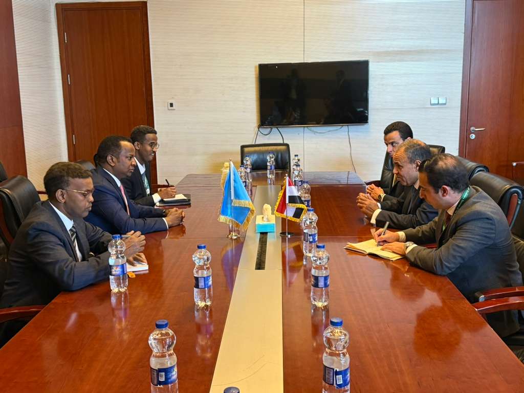 الصومال ومصر يعقدان اجتماعًا ثنائيًا لتعزيز التعاون الاستراتيجي