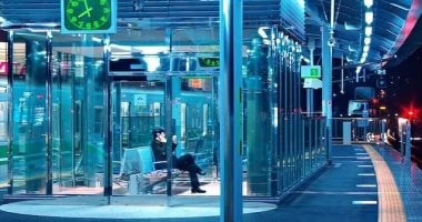 مصابيح زرقاء فى محطات القطار باليابان تسهم فى خفض الانتحار بنسبة 84%