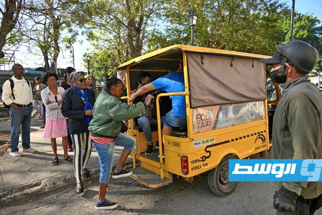 دراجات كهربائية ثلاثية العجلات بدل سيارات الأجرة في كوبا