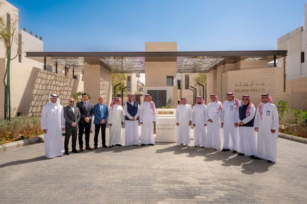 الرئيس التنفيذي لـNHC يدشّن قرية ريجان هيلز السكنية في وجهة خزام