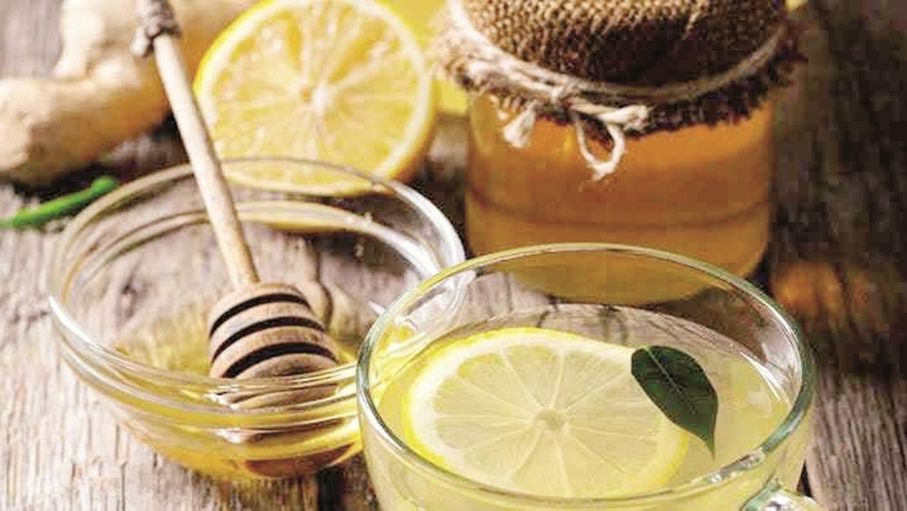 مشروبات تعيد للبشرة إشراقتها.. أبرزها الماء والعسل والليمون
