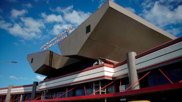 لنفاد وقود الطائرات.. الخطوط الجوية الكندية توقف رحلاتها إلى كوبا