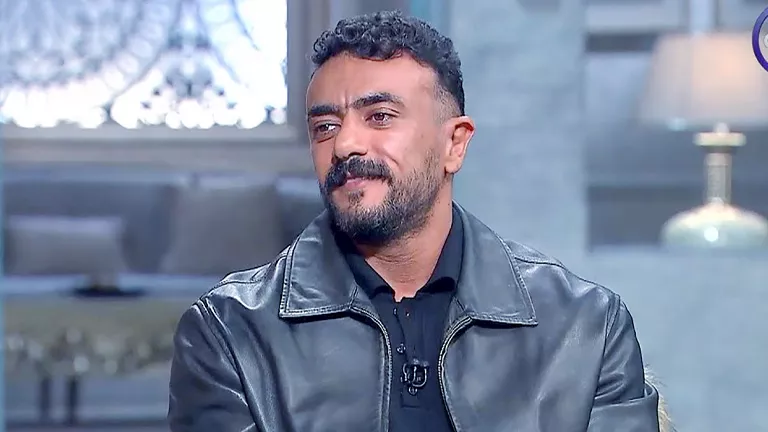 أحمد العوضي يوجه التحية لمحبيه داخل سيارة ميكروباص على الدائرى