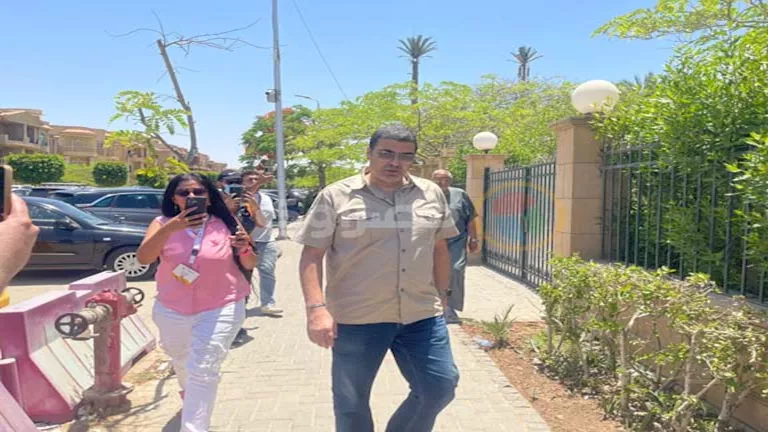 بالصور.. أحمد منير أول حضور جنازة الفنانة سهام جلال