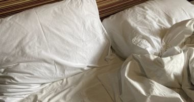 7 طرق هتساعدك على تنظيف الوسائد الصفراء