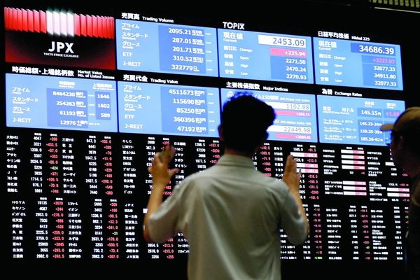 ارتفاع الأسهم العالمية مع تراجع أسعار النفط